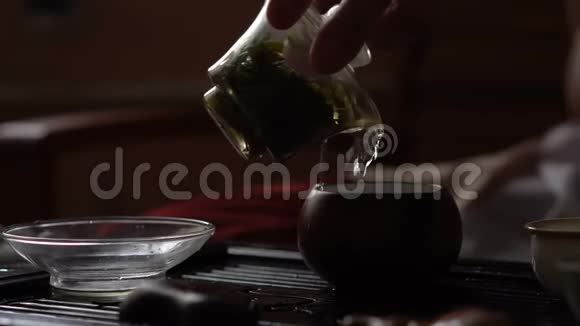 在中国传统茶道中用茶壶浇茶一套茶饮设备视频的预览图