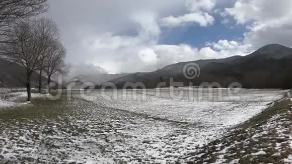 法国比利牛斯山脉的冬季草地视频的预览图