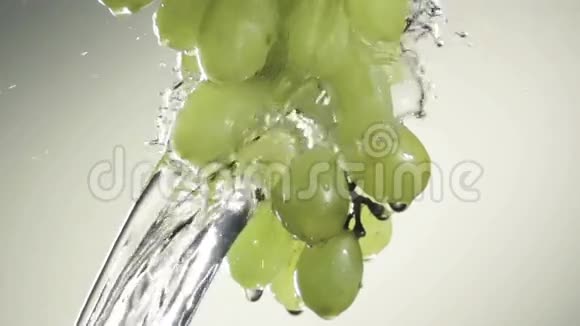 一束绿葡萄在水中喷射视频的预览图