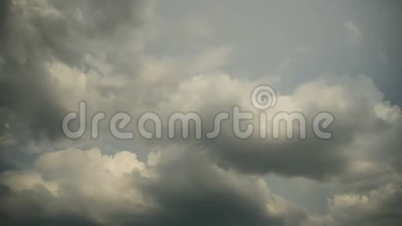 灰雨云在天空中移动时间流逝视频的预览图