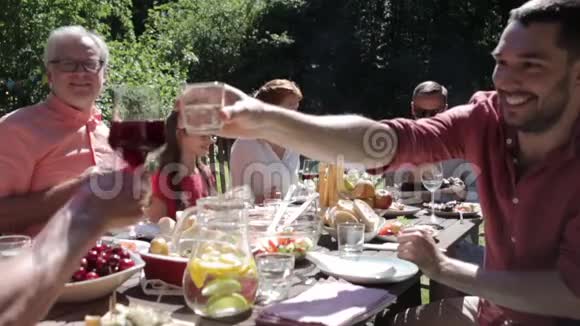 晚餐或夏日花园派对的快乐家庭视频的预览图
