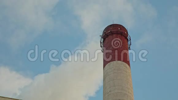 工业烟囱冒烟背景视频的预览图