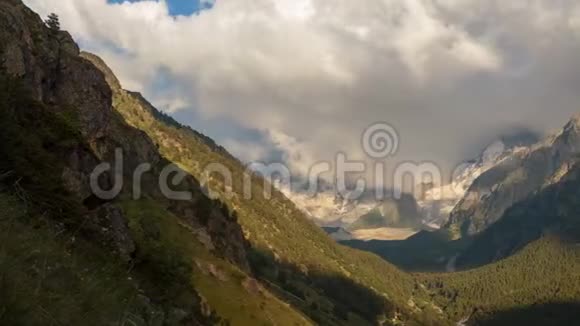 高加索山脉的夏天云在山峰上的形成和运动视频的预览图