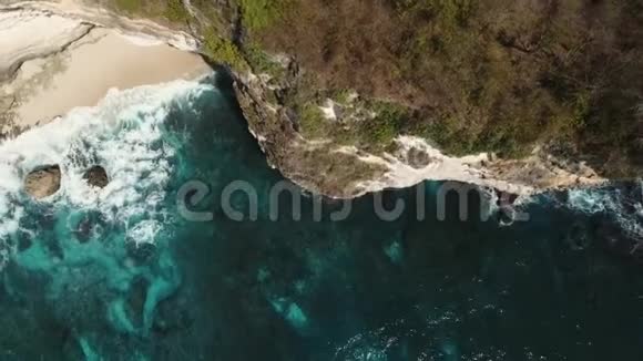 印度尼西亚NusaPenida的海景悬崖海和海浪视频的预览图