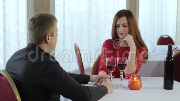 女孩和男人浪漫的晚餐视频的预览图