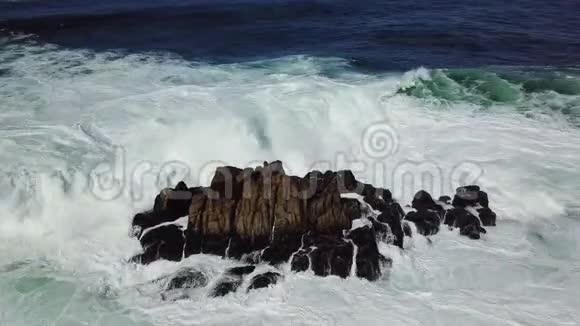 波在加利福尼亚的岩石上撞击视频的预览图