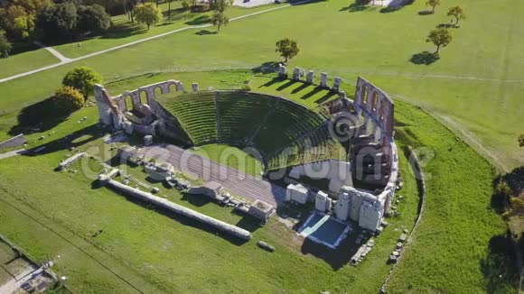 古比奥意大利从空中俯瞰罗马剧院废墟视频的预览图