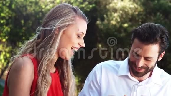 微笑的男人在向女人求婚的同时还献上订婚戒指视频的预览图