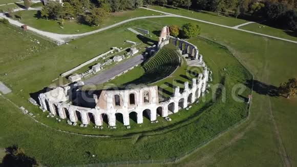 古比奥意大利从空中俯瞰罗马剧院废墟视频的预览图