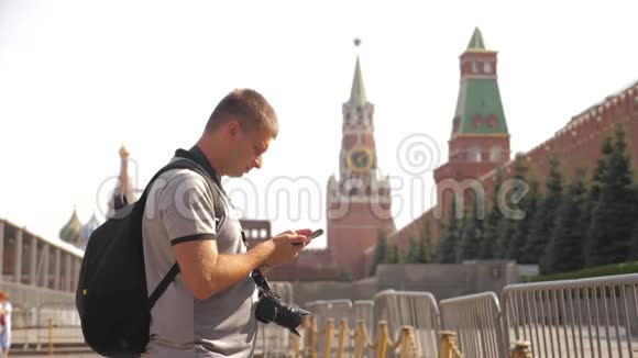 旅行和技术快乐的游客看起来像导航智能手机与背包自拍慢速视频视频的预览图