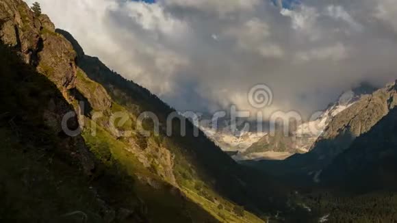 高加索山脉的夏天云在山峰上的形成和运动视频的预览图