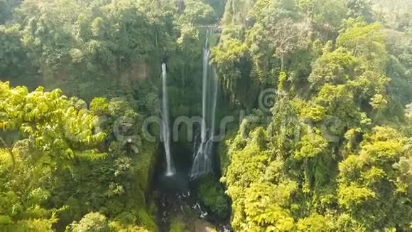 美丽的热带瀑布印度尼西亚巴厘视频的预览图