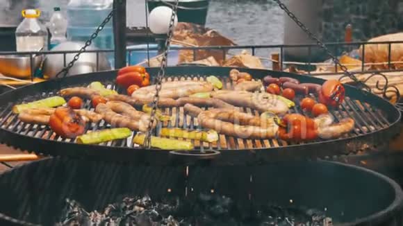 在烤架上烹饪美味的香肠和蔬菜视频的预览图