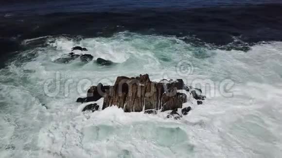 强大的波浪冲击着加州的岩石视频的预览图