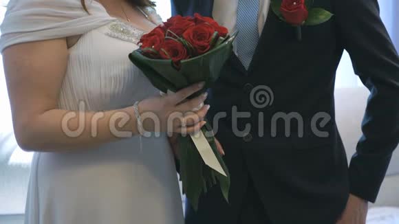 婚礼上新郎新娘相互拥抱视频的预览图