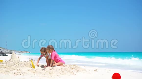 快乐的小朋友在热带假期玩海滩玩具视频的预览图