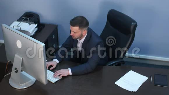 在办公室工作电脑的商人视频的预览图