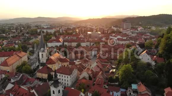 日落时可鸟瞰斯洛文尼亚首都卢布尔雅那视频的预览图