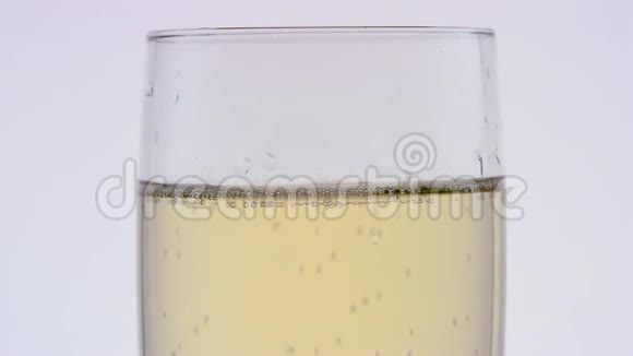 一杯香槟白色背景视频的预览图