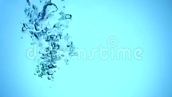 气泡在水中缓慢运动视频的预览图
