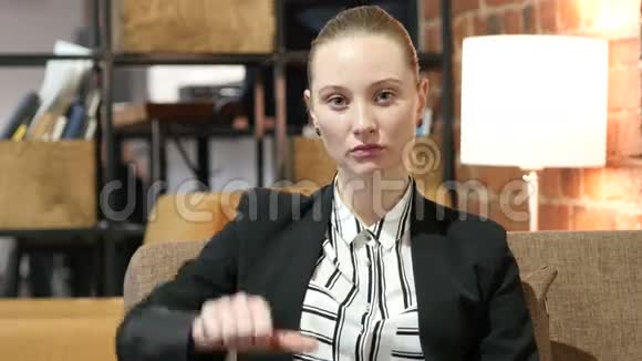 商业女人的大拇指视频的预览图