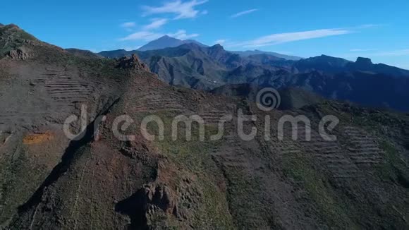 无人机飞越高山视频的预览图