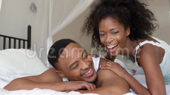 微笑的情侣拥抱视频的预览图
