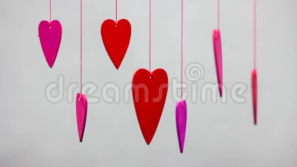 把红心线贴在丝带上情人节视频的预览图