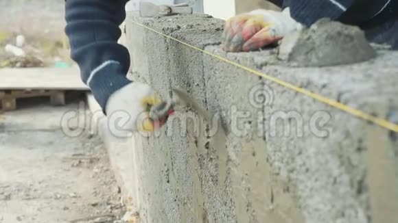 施工人员在施工现场砌筑砖墙特写镜头视频的预览图