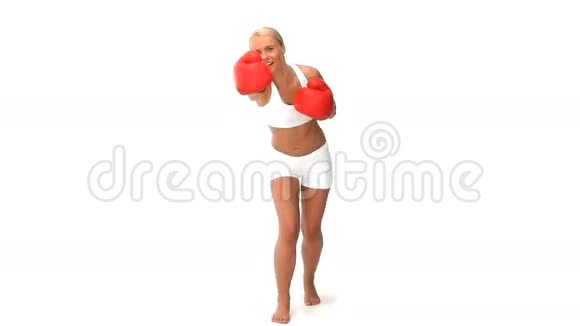 金发女子拳击视频的预览图