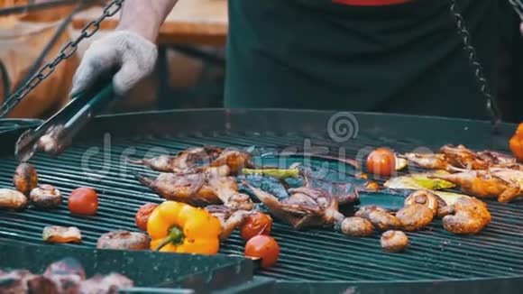 烹饪烧烤美味的香肠肉和蔬菜在烤架上慢动作视频的预览图
