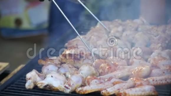 烧烤炉上的鸡肉烹饪慢动作视频的预览图