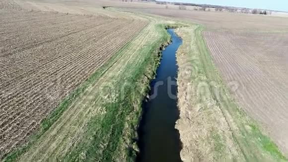 早春鸟瞰伊利诺伊州农田有小溪和开阔的田野视频的预览图