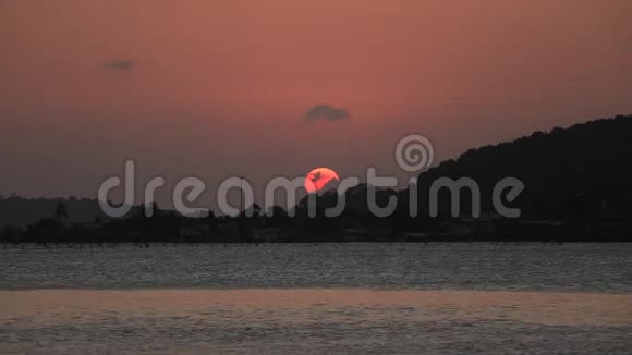 泰国松克拉湖美丽的日落视频的预览图