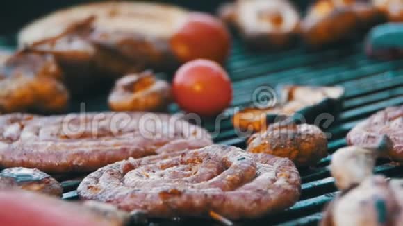 烧烤炉上烹饪烧烤美味香肠肉类和蔬菜慢动作视频的预览图