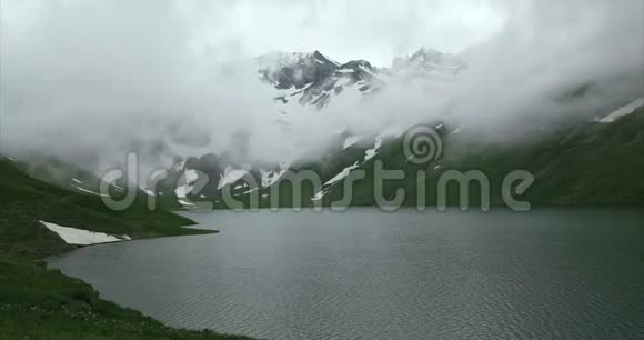 湖和雾山景观视频的预览图