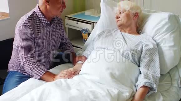 年长的男人安慰年长的女人视频的预览图