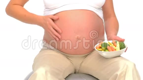 孕妇拿着蔬菜视频的预览图