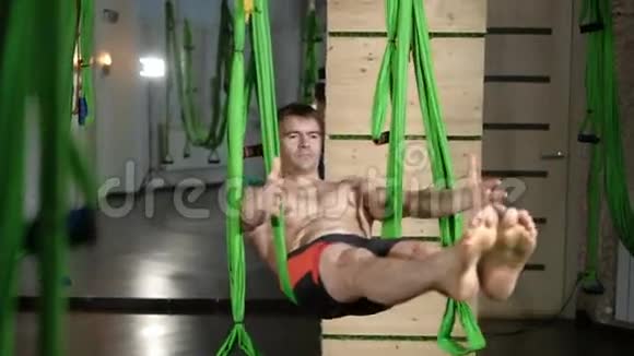 吊床抗重力飞行瑜伽练习4K视频的预览图