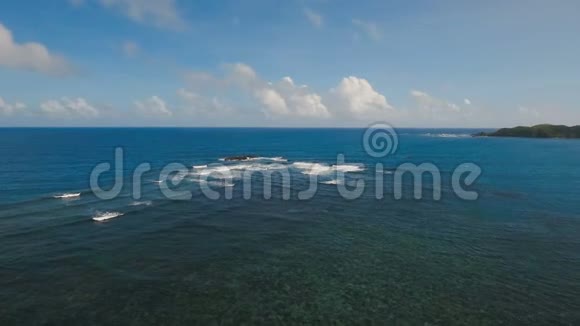 带有岩石和波浪的海景菲律宾卡坦杜内斯视频的预览图