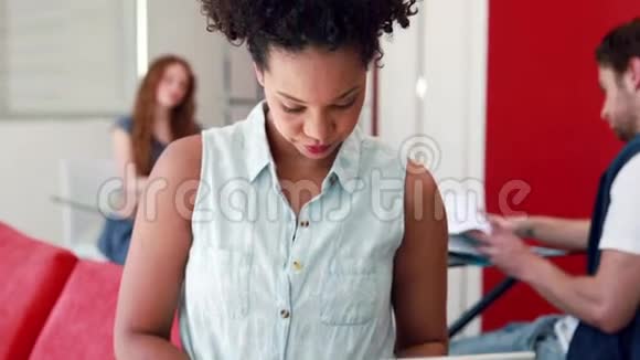 漂亮的学生用她的笔记本电脑视频的预览图