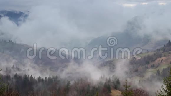 雾和云山谷景观视频的预览图