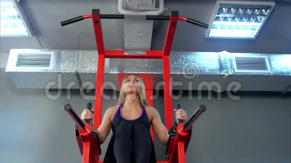 在健身房锻炼的漂亮女人视频的预览图