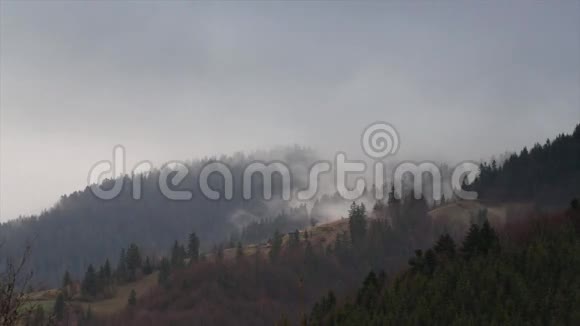 雾和云山谷景观视频的预览图