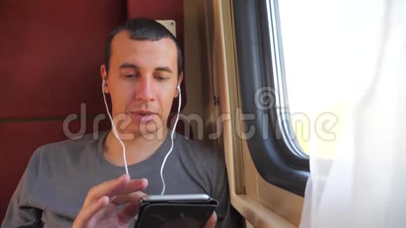 男子听着火车车厢车厢车厢车厢上的音乐旅行慢生活方式运动视频一个男人视频的预览图