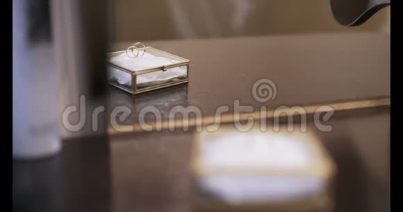 餐桌上的金色结婚戒指爱情背景视频的预览图