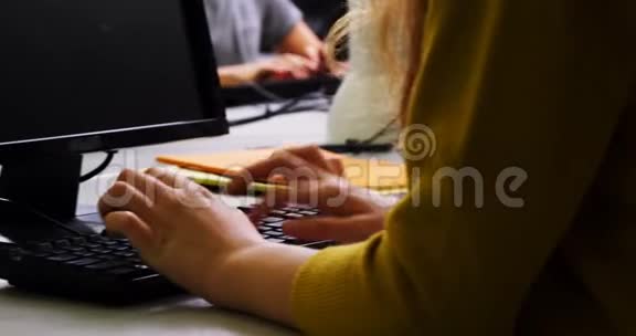 在教室里学习计算机的学生视频的预览图