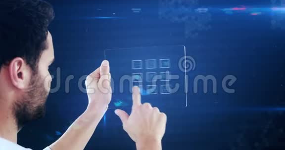 使用未来数字平板电脑的人视频的预览图