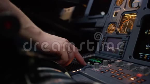 飞机飞行甲板上的开关面板客机自动驾驶控制元件飞行员控制飞机视频的预览图