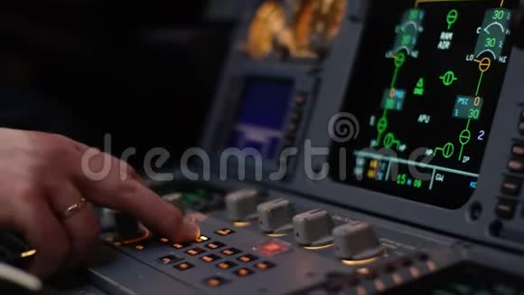 飞机飞行甲板上的开关面板客机自动驾驶控制元件飞行员控制飞机视频的预览图